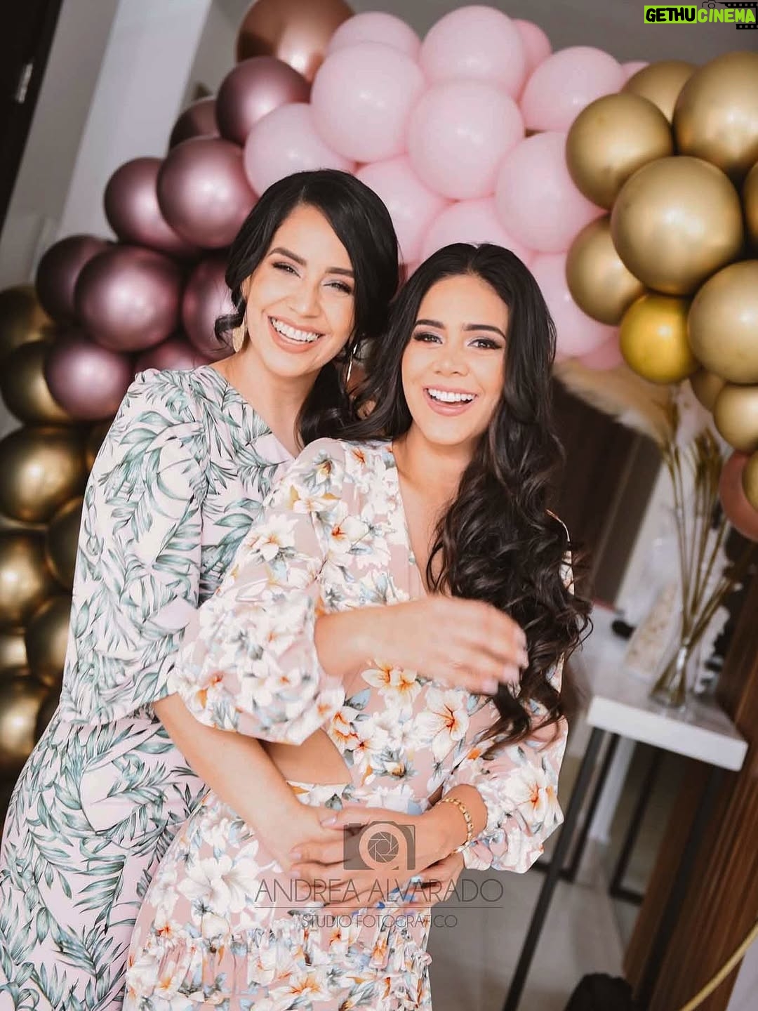Michela Pincay - 47.6K Likes - Otra vez 7 mi cielo y hoy son 7 meses sin ti.. No sé qué decirte que no sepas, solo Gracias porque incluso con tu muerte me enseñaste cosas que nadie más podría.. Gracias por enseñarme a amar, porque el dolor más profundo que he sentido viene del amor más grande que experimenté, viene de ti.. Sigo esperando a veces que me digas qué hacer, debo ayudar o no? Debo resolverlo yo o no? Estoy haciendo las cosas bien? Que harías tú en tal situación? Intento todos los días y creo que me sale bien, he superado cosas que no creí que podría, hablo todos los días con Dios, porque me tocó morir y renacer para sobrevivir, ya no existe más esa Michela que conociste, por lo menos no es la misma sin ti.. Cambió para poder quedarse porque sino te juro que cada parte de mí se terminaba de ir contigo.. Esta canción que odiaba que me dedicaras en vida hoy tiene todo el sentido, sé que eres mi Aliada, mi todo y que nunca voy a estar sin ti porque estás en mi.. No te olvido ni un día, ni un minuto.. Lloro con Dios porque solo Él me alivia el dolor.. Dios ha sido bueno hermana.. te extraño y solo le pido congelar en mi mente y en mi corazón cada recuerdo de ti para recordarte a detalle hasta mi último suspiro.. Gracias por dejarme agarrada de la mano de Dios.. antes te decía no sé cómo acercarme a Él, estoy muy enojada y sabiamente me dijiste “Dile que estás enojada” Él me quitó el enojo hermana, y me dejaste muy cerquita, tanto que ahora le digo papá.. Te amo, hasta que nos volvamos a ver ❤️
