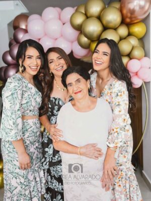 Michela Pincay Instagram - Otra vez 7 mi cielo y hoy son 7 meses sin ti.. No sé qué decirte que no sepas, solo Gracias porque incluso con tu muerte me enseñaste cosas que nadie más podría.. Gracias por enseñarme a amar, porque el dolor más profundo que he sentido viene del amor más grande que experimenté, viene de ti.. Sigo esperando a veces que me digas qué hacer, debo ayudar o no? Debo resolverlo yo o no? Estoy haciendo las cosas bien? Que harías tú en tal situación? Intento todos los días y creo que me sale bien, he superado cosas que no creí que podría, hablo todos los días con Dios, porque me tocó morir y renacer para sobrevivir, ya no existe más esa Michela que conociste, por lo menos no es la misma sin ti.. Cambió para poder quedarse porque sino te juro que cada parte de mí se terminaba de ir contigo.. Esta canción que odiaba que me dedicaras en vida hoy tiene todo el sentido, sé que eres mi Aliada, mi todo y que nunca voy a estar sin ti porque estás en mi.. No te olvido ni un día, ni un minuto.. Lloro con Dios porque solo Él me alivia el dolor.. Dios ha sido bueno hermana.. te extraño y solo le pido congelar en mi mente y en mi corazón cada recuerdo de ti para recordarte a detalle hasta mi último suspiro.. Gracias por dejarme agarrada de la mano de Dios.. antes te decía no sé cómo acercarme a Él, estoy muy enojada y sabiamente me dijiste “Dile que estás enojada” Él me quitó el enojo hermana, y me dejaste muy cerquita, tanto que ahora le digo papá.. Te amo, hasta que nos volvamos a ver ❤️