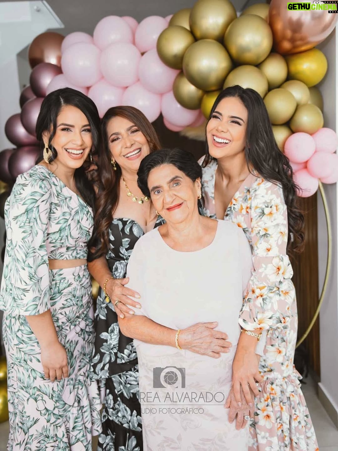 Michela Pincay - 47.6K Likes - Otra vez 7 mi cielo y hoy son 7 meses sin ti.. No sé qué decirte que no sepas, solo Gracias porque incluso con tu muerte me enseñaste cosas que nadie más podría.. Gracias por enseñarme a amar, porque el dolor más profundo que he sentido viene del amor más grande que experimenté, viene de ti.. Sigo esperando a veces que me digas qué hacer, debo ayudar o no? Debo resolverlo yo o no? Estoy haciendo las cosas bien? Que harías tú en tal situación? Intento todos los días y creo que me sale bien, he superado cosas que no creí que podría, hablo todos los días con Dios, porque me tocó morir y renacer para sobrevivir, ya no existe más esa Michela que conociste, por lo menos no es la misma sin ti.. Cambió para poder quedarse porque sino te juro que cada parte de mí se terminaba de ir contigo.. Esta canción que odiaba que me dedicaras en vida hoy tiene todo el sentido, sé que eres mi Aliada, mi todo y que nunca voy a estar sin ti porque estás en mi.. No te olvido ni un día, ni un minuto.. Lloro con Dios porque solo Él me alivia el dolor.. Dios ha sido bueno hermana.. te extraño y solo le pido congelar en mi mente y en mi corazón cada recuerdo de ti para recordarte a detalle hasta mi último suspiro.. Gracias por dejarme agarrada de la mano de Dios.. antes te decía no sé cómo acercarme a Él, estoy muy enojada y sabiamente me dijiste “Dile que estás enojada” Él me quitó el enojo hermana, y me dejaste muy cerquita, tanto que ahora le digo papá.. Te amo, hasta que nos volvamos a ver ❤️