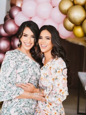 Michela Pincay Instagram - Otra vez 7 mi cielo y hoy son 7 meses sin ti.. No sé qué decirte que no sepas, solo Gracias porque incluso con tu muerte me enseñaste cosas que nadie más podría.. Gracias por enseñarme a amar, porque el dolor más profundo que he sentido viene del amor más grande que experimenté, viene de ti.. Sigo esperando a veces que me digas qué hacer, debo ayudar o no? Debo resolverlo yo o no? Estoy haciendo las cosas bien? Que harías tú en tal situación? Intento todos los días y creo que me sale bien, he superado cosas que no creí que podría, hablo todos los días con Dios, porque me tocó morir y renacer para sobrevivir, ya no existe más esa Michela que conociste, por lo menos no es la misma sin ti.. Cambió para poder quedarse porque sino te juro que cada parte de mí se terminaba de ir contigo.. Esta canción que odiaba que me dedicaras en vida hoy tiene todo el sentido, sé que eres mi Aliada, mi todo y que nunca voy a estar sin ti porque estás en mi.. No te olvido ni un día, ni un minuto.. Lloro con Dios porque solo Él me alivia el dolor.. Dios ha sido bueno hermana.. te extraño y solo le pido congelar en mi mente y en mi corazón cada recuerdo de ti para recordarte a detalle hasta mi último suspiro.. Gracias por dejarme agarrada de la mano de Dios.. antes te decía no sé cómo acercarme a Él, estoy muy enojada y sabiamente me dijiste “Dile que estás enojada” Él me quitó el enojo hermana, y me dejaste muy cerquita, tanto que ahora le digo papá.. Te amo, hasta que nos volvamos a ver ❤️