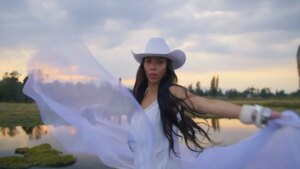 Michelle González Instagram - Agua: Sororidad
"Solas somos gotas, juntas somos marea"
(Fotos 1-4)

Aire: Libertad
"Nos asfixiaron con ataduras, pero hoy volamos libres"
(Fotos 5-8)

Stills del bellísimo video musical "Serena Morena" de @michelle_gzl, que tuve la fortuna de CONCEPTUALIZAR, DIRIGIR Y EDITAR. 

Un video que se hizo en colaboración con @unfpamexico y es un himno a la mujer morena 💜

Cantante y compositora- @michelle_gzl 
Dirección y Edición- @michellecircuit
Fotografía y CC- @ian_b_morales 
Producción- @limoncitoooo__
Post Producción y VFX- @gigarafa
@recplaymex

Con la participación especial de:
@tanializardomx
@zayradelrazo
@milothicc_

#ᴍᴜsɪᴄᴠɪᴅᴇᴏ #stills #videoclip #film #filmdirector #director #sororidad #feminismo #videomusical
