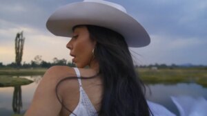 Michelle González Instagram - Agua: Sororidad
"Solas somos gotas, juntas somos marea"
(Fotos 1-4)

Aire: Libertad
"Nos asfixiaron con ataduras, pero hoy volamos libres"
(Fotos 5-8)

Stills del bellísimo video musical "Serena Morena" de @michelle_gzl, que tuve la fortuna de CONCEPTUALIZAR, DIRIGIR Y EDITAR. 

Un video que se hizo en colaboración con @unfpamexico y es un himno a la mujer morena 💜

Cantante y compositora- @michelle_gzl 
Dirección y Edición- @michellecircuit
Fotografía y CC- @ian_b_morales 
Producción- @limoncitoooo__
Post Producción y VFX- @gigarafa
@recplaymex

Con la participación especial de:
@tanializardomx
@zayradelrazo
@milothicc_

#ᴍᴜsɪᴄᴠɪᴅᴇᴏ #stills #videoclip #film #filmdirector #director #sororidad #feminismo #videomusical