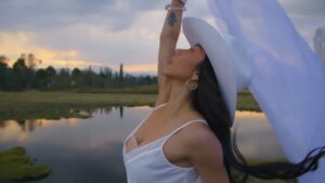 Michelle González Instagram - Agua: Sororidad
"Solas somos gotas, juntas somos marea"
(Fotos 1-4)

Aire: Libertad
"Nos asfixiaron con ataduras, pero hoy volamos libres"
(Fotos 5-8)

Stills del bellísimo video musical "Serena Morena" de @michelle_gzl, que tuve la fortuna de CONCEPTUALIZAR, DIRIGIR Y EDITAR. 

Un video que se hizo en colaboración con @unfpamexico y es un himno a la mujer morena 💜

Cantante y compositora- @michelle_gzl 
Dirección y Edición- @michellecircuit
Fotografía y CC- @ian_b_morales 
Producción- @limoncitoooo__
Post Producción y VFX- @gigarafa
@recplaymex

Con la participación especial de:
@tanializardomx
@zayradelrazo
@milothicc_

#ᴍᴜsɪᴄᴠɪᴅᴇᴏ #stills #videoclip #film #filmdirector #director #sororidad #feminismo #videomusical