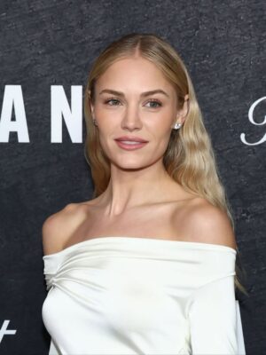 Michelle Randolph Instagram - @landmanpplus out today 🤍