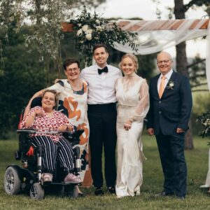 Miisa Rotola-Pukkila Instagram - Pohjaton suru ja shokki on kohdannut perheemme. Rakas siskoni Meri menehtyi yllättäen perjantaina 3. lokakuuta.

Multa ei löydy tässä vaiheessa enempää sanoja. Toivon teiltä aikaa ja ymmärrystä, sillä en tiedä, milloin pystymme palaamaan työmme pariin. 

Meri-rakas, ikävä on mittaamattoman suuri.

Rakkaudella, Miisa ja Tomas