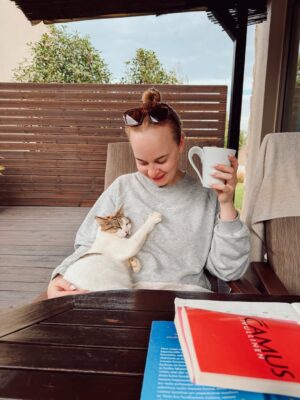 Miisa Rotola-Pukkila Instagram - Käytiin Kreetalla tutussa paikassa hengittelemässä. Katsokaa, kuka tuli 1,5 vuoden tauon jälkeen tervehtimään. Lohduttamaan. Rakas ystäväni Mazepin❤️‍🩹

Juuri silloin, kun sitä eniten tarvitsin.