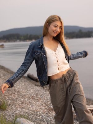 Miku Martineau Instagram - extremely seated for miku martineau’s new series CREW GIRL — now filming in victoria, BC!! also starring jessica paré, samuel braun, kyle clark, and thomas cadrot

a female rower becomes the coxswain of a dysfunctional all-boys rowing team. prepare for rivalries, romances, betrayals...and rowing! 🛶