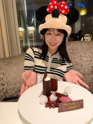 Minami Minegishi Instagram - 33歳になりました🎂
ママだし、妻だし、タレントだし、色々大変なことはありますがどれも楽しくやらせてもらえる日々に感謝です。自分だけの頑張りじゃどうにもならないことを沢山の方に支えてもらってなんとかやれています!!だからこそ、どれも楽しく丁寧に。続けられる範囲で頑張っていきます!!!!33歳の一年も応援してくださると嬉しいです!🌹