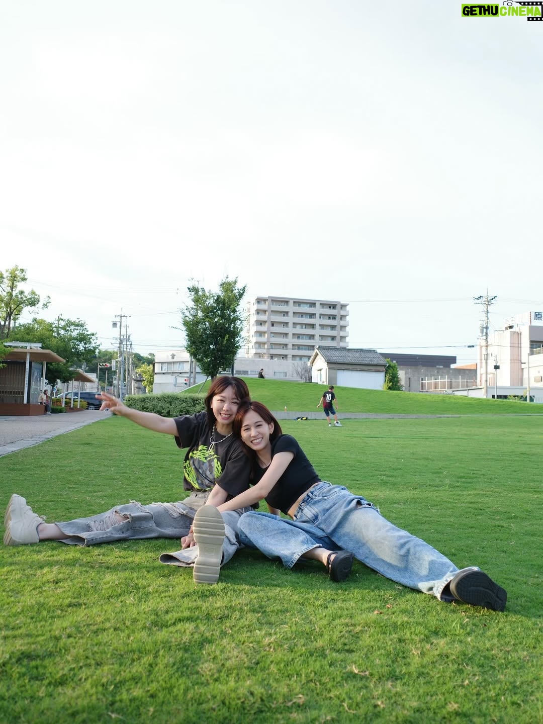 Minami Minegishi - 117.7K Likes - あっちゃん、岡崎に来てくれてありがとう！
毎日のように一緒にいた10代から、環境や考え方、お互い変わった部分もいっぱいあるけど、変わらない部分もたしかにあって懐かしかったし楽しかったなぁ...
お仕事もお母さんもいっぱい頑張ってるあっちゃんと、お母さん譲りの動物大好き心優しい息子くん！またふらっと遊びにきてね〜〜