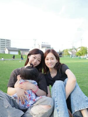Minami Minegishi Instagram - あっちゃん、岡崎に来てくれてありがとう!
毎日のように一緒にいた10代から、環境や考え方、お互い変わった部分もいっぱいあるけど、変わらない部分もたしかにあって懐かしかったし楽しかったなぁ...
お仕事もお母さんもいっぱい頑張ってるあっちゃんと、お母さん譲りの動物大好き心優しい息子くん!またふらっと遊びにきてね〜〜