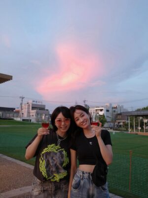 Minami Minegishi Instagram - あっちゃん、岡崎に来てくれてありがとう!
毎日のように一緒にいた10代から、環境や考え方、お互い変わった部分もいっぱいあるけど、変わらない部分もたしかにあって懐かしかったし楽しかったなぁ...
お仕事もお母さんもいっぱい頑張ってるあっちゃんと、お母さん譲りの動物大好き心優しい息子くん!またふらっと遊びにきてね〜〜