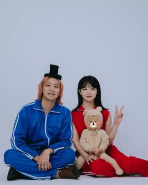 Minami Minegishi Instagram - 8月12日 、結婚3周年でした。
娘が産まれてからの毎日は笑顔も幸せも増えましたが、夫婦としての関係は前ほど単純なものではなくなったなぁ...と感じています。
生活リズムが合わずにすれ違いが起きたり、それぞれがちょっとずつ何かを我慢している代償にぶつかることも増えました。
つい「普通はこうあるべきでしょ?」みたいなことを言ってしまいそうになるけど、この家族写真を見ても分かる通りそもそも普通じゃないんだから(笑)
私達だけの夫婦の形、家族の形を模索しながら、これからも仲良くやっていきたいと思います。4年目も温かく見守っていただけると幸いです。
📸 @kanbepouty