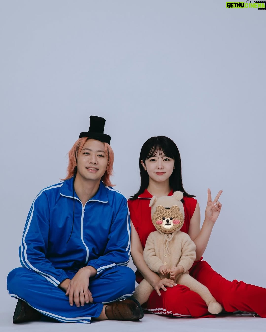 Minami Minegishi - 176.6K Likes - 8月12日 、結婚3周年でした。
娘が産まれてからの毎日は笑顔も幸せも増えましたが、夫婦としての関係は前ほど単純なものではなくなったなぁ...と感じています。
生活リズムが合わずにすれ違いが起きたり、それぞれがちょっとずつ何かを我慢している代償にぶつかることも増えました。
つい「普通はこうあるべきでしょ？」みたいなことを言ってしまいそうになるけど、この家族写真を見ても分かる通りそもそも普通じゃないんだから（笑）
私達だけの夫婦の形、家族の形を模索しながら、これからも仲良くやっていきたいと思います。4年目も温かく見守っていただけると幸いです。

📸 @kanbepouty