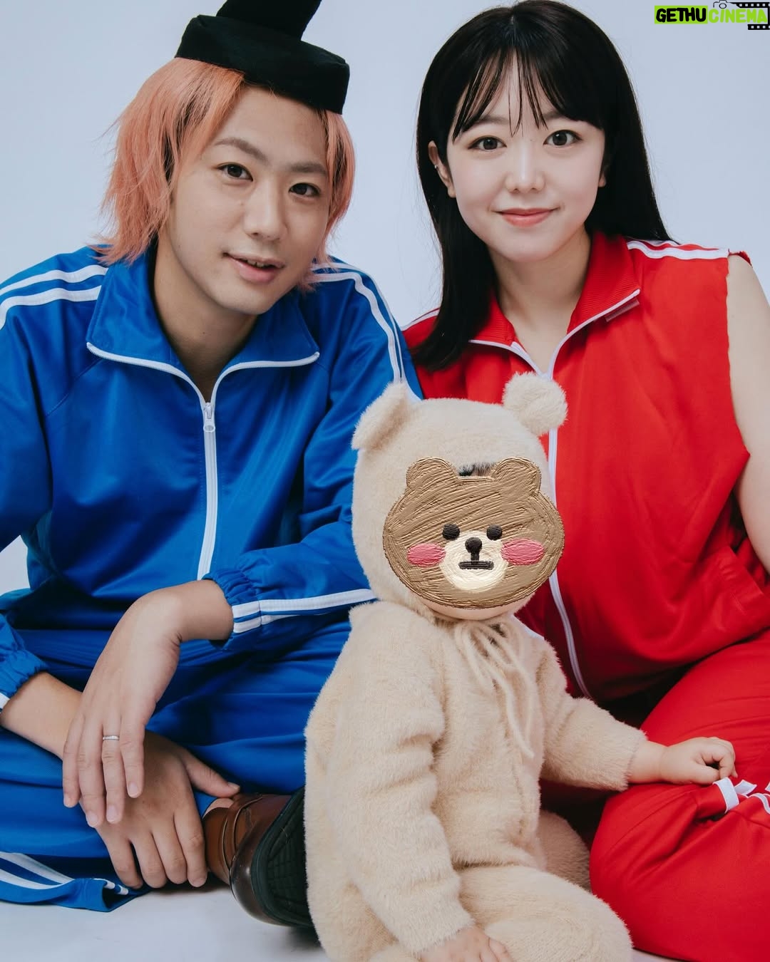 Minami Minegishi - 176.6K Likes - 8月12日 、結婚3周年でした。
娘が産まれてからの毎日は笑顔も幸せも増えましたが、夫婦としての関係は前ほど単純なものではなくなったなぁ...と感じています。
生活リズムが合わずにすれ違いが起きたり、それぞれがちょっとずつ何かを我慢している代償にぶつかることも増えました。
つい「普通はこうあるべきでしょ？」みたいなことを言ってしまいそうになるけど、この家族写真を見ても分かる通りそもそも普通じゃないんだから（笑）
私達だけの夫婦の形、家族の形を模索しながら、これからも仲良くやっていきたいと思います。4年目も温かく見守っていただけると幸いです。

📸 @kanbepouty
