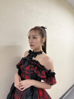 Minami Takahashi Instagram - 武道館思い出オフショ2🌸

1  2  3
久しぶりに着れた「唇にBe My Baby」の衣装💋
このバージョンも大好き！！

4  5  連日写真を撮りに来てくれたはるぴょん✨リハの時も私の古のグッズT着てくれたガチさ大好き🤣ありがとう！

6  レモンに怯える俺🍋w

7  久しぶりに会えためぐ・さやや・なーにゃ♡

8  笑顔が可愛すぎるなぎちゃん✨

9  会うたびに美人度爆上がりのみるきー🍬

10  今回にゃんにゃんのお手伝いをしてくれたみさき！リハでめちゃくちゃダンスの先生してくれてたからアイドル姿見てギャップにビックリ😂8ポーズ✨

11  ずっと変わらず良い子ななこ🥺

12  ヘラヘラ近寄ってきたみくと笑
みおとなことHKTチーム✌️✨みんな大人になったけど、なんだか変わらぬ少女感が可愛いのよねー！

13  衣装でたかみな卒コン横スタを見つけて思わず写真😂

#AKB48
#AKB48_20thYear 
#AKBは青春ですin武道館