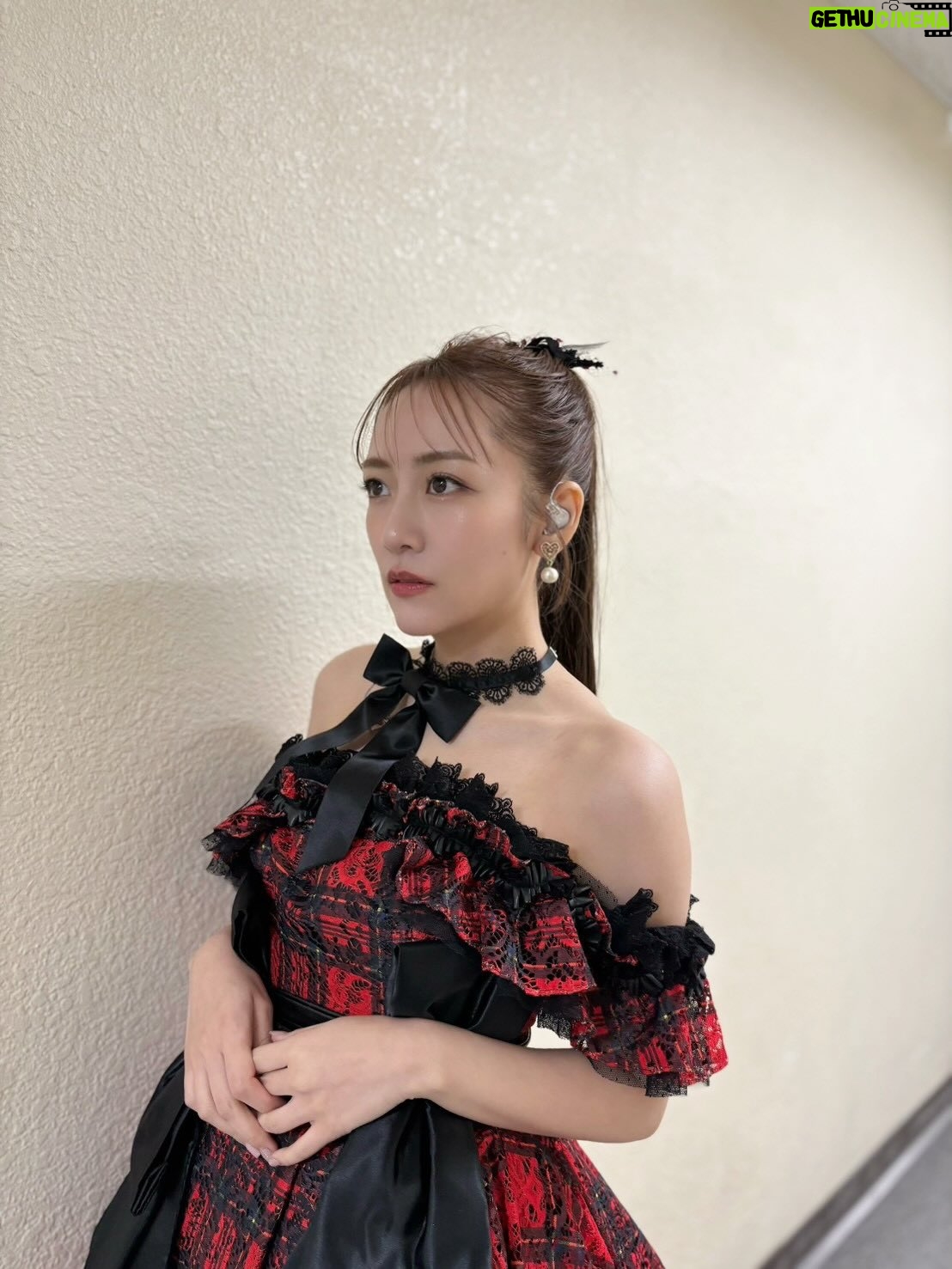 Minami Takahashi - 16K Likes - 武道館思い出オフショ2🌸

1  2  3
久しぶりに着れた「唇にBe My Baby」の衣装💋
このバージョンも大好き！！

4  5  連日写真を撮りに来てくれたはるぴょん✨リハの時も私の古のグッズT着てくれたガチさ大好き🤣ありがとう！

6  レモンに怯える俺🍋w

7  久しぶりに会えためぐ・さやや・なーにゃ♡

8  笑顔が可愛すぎるなぎちゃん✨

9  会うたびに美人度爆上がりのみるきー🍬

10  今回にゃんにゃんのお手伝いをしてくれたみさき！リハでめちゃくちゃダンスの先生してくれてたからアイドル姿見てギャップにビックリ😂8ポーズ✨

11  ずっと変わらず良い子ななこ🥺

12  ヘラヘラ近寄ってきたみくと笑
みおとなことHKTチーム✌️✨みんな大人になったけど、なんだか変わらぬ少女感が可愛いのよねー！

13  衣装でたかみな卒コン横スタを見つけて思わず写真😂

#AKB48
#AKB48_20thYear 
#AKBは青春ですin武道館