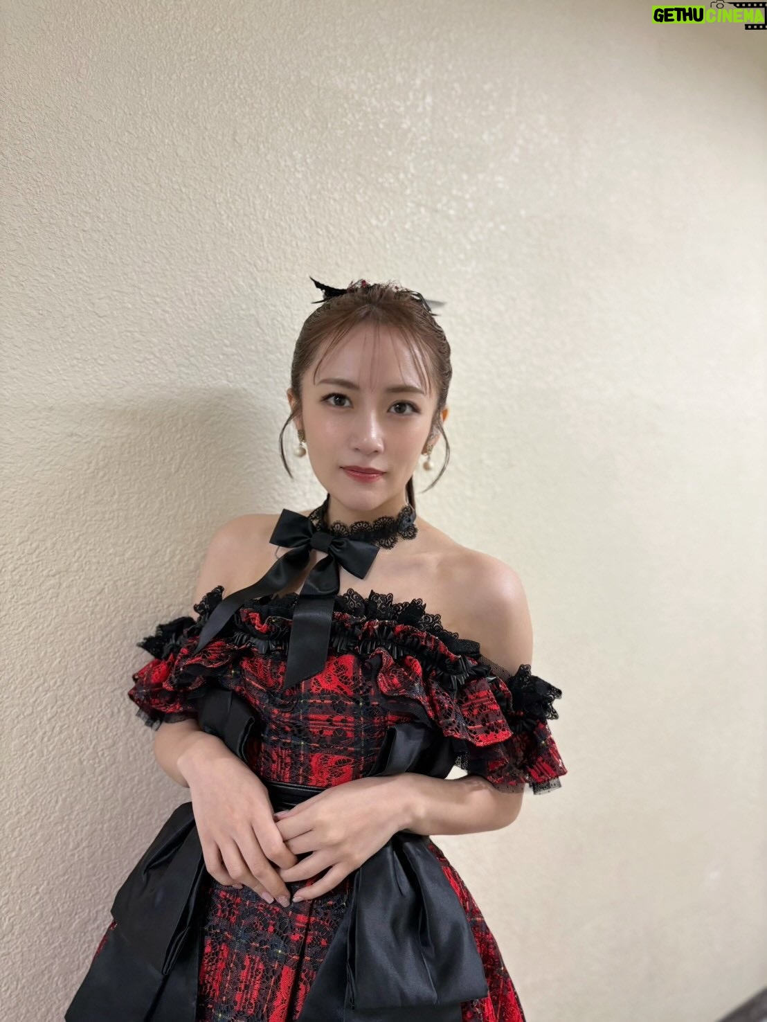 Minami Takahashi - 16K Likes - 武道館思い出オフショ2🌸

1  2  3
久しぶりに着れた「唇にBe My Baby」の衣装💋
このバージョンも大好き！！

4  5  連日写真を撮りに来てくれたはるぴょん✨リハの時も私の古のグッズT着てくれたガチさ大好き🤣ありがとう！

6  レモンに怯える俺🍋w

7  久しぶりに会えためぐ・さやや・なーにゃ♡

8  笑顔が可愛すぎるなぎちゃん✨

9  会うたびに美人度爆上がりのみるきー🍬

10  今回にゃんにゃんのお手伝いをしてくれたみさき！リハでめちゃくちゃダンスの先生してくれてたからアイドル姿見てギャップにビックリ😂8ポーズ✨

11  ずっと変わらず良い子ななこ🥺

12  ヘラヘラ近寄ってきたみくと笑
みおとなことHKTチーム✌️✨みんな大人になったけど、なんだか変わらぬ少女感が可愛いのよねー！

13  衣装でたかみな卒コン横スタを見つけて思わず写真😂

#AKB48
#AKB48_20thYear 
#AKBは青春ですin武道館