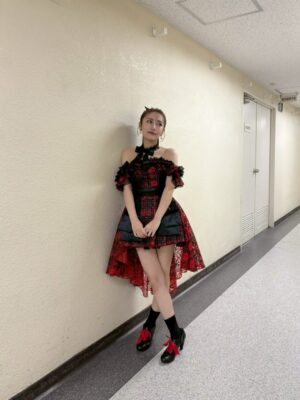 Minami Takahashi Instagram - 武道館思い出オフショ2🌸

1  2  3
久しぶりに着れた「唇にBe My Baby」の衣装💋
このバージョンも大好き！！

4  5  連日写真を撮りに来てくれたはるぴょん✨リハの時も私の古のグッズT着てくれたガチさ大好き🤣ありがとう！

6  レモンに怯える俺🍋w

7  久しぶりに会えためぐ・さやや・なーにゃ♡

8  笑顔が可愛すぎるなぎちゃん✨

9  会うたびに美人度爆上がりのみるきー🍬

10  今回にゃんにゃんのお手伝いをしてくれたみさき！リハでめちゃくちゃダンスの先生してくれてたからアイドル姿見てギャップにビックリ😂8ポーズ✨

11  ずっと変わらず良い子ななこ🥺

12  ヘラヘラ近寄ってきたみくと笑
みおとなことHKTチーム✌️✨みんな大人になったけど、なんだか変わらぬ少女感が可愛いのよねー！

13  衣装でたかみな卒コン横スタを見つけて思わず写真😂

#AKB48
#AKB48_20thYear 
#AKBは青春ですin武道館
