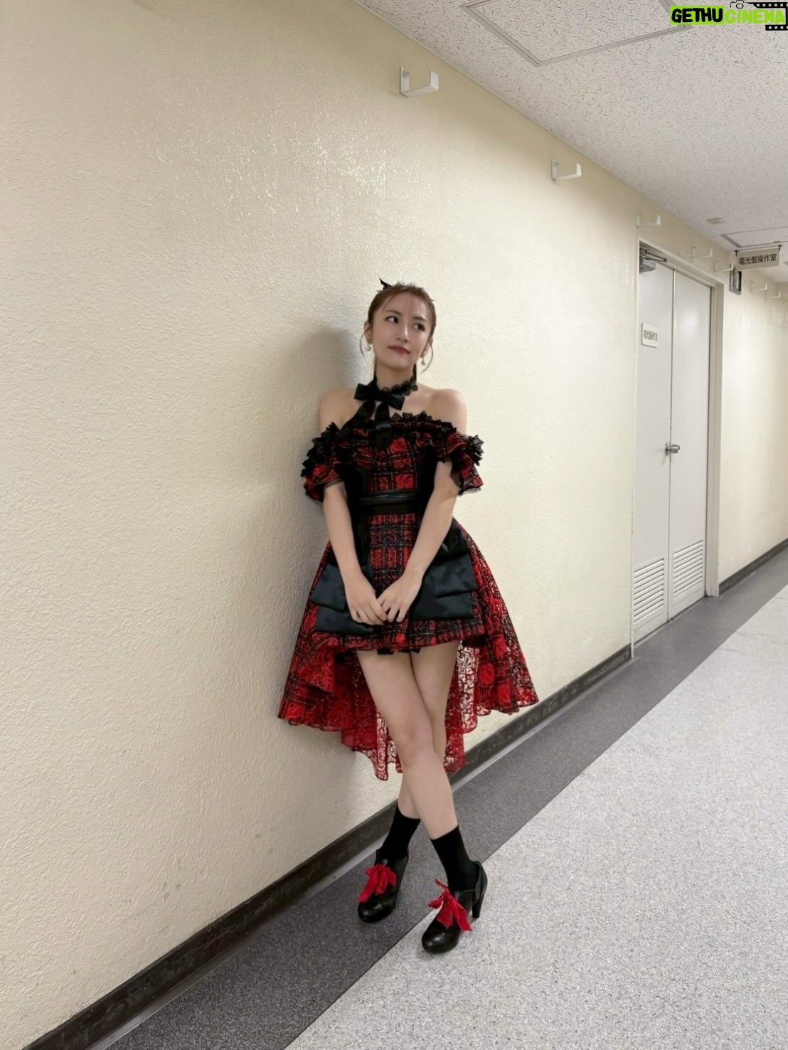 Minami Takahashi - 16K Likes - 武道館思い出オフショ2🌸

1  2  3
久しぶりに着れた「唇にBe My Baby」の衣装💋
このバージョンも大好き！！

4  5  連日写真を撮りに来てくれたはるぴょん✨リハの時も私の古のグッズT着てくれたガチさ大好き🤣ありがとう！

6  レモンに怯える俺🍋w

7  久しぶりに会えためぐ・さやや・なーにゃ♡

8  笑顔が可愛すぎるなぎちゃん✨

9  会うたびに美人度爆上がりのみるきー🍬

10  今回にゃんにゃんのお手伝いをしてくれたみさき！リハでめちゃくちゃダンスの先生してくれてたからアイドル姿見てギャップにビックリ😂8ポーズ✨

11  ずっと変わらず良い子ななこ🥺

12  ヘラヘラ近寄ってきたみくと笑
みおとなことHKTチーム✌️✨みんな大人になったけど、なんだか変わらぬ少女感が可愛いのよねー！

13  衣装でたかみな卒コン横スタを見つけて思わず写真😂

#AKB48
#AKB48_20thYear 
#AKBは青春ですin武道館