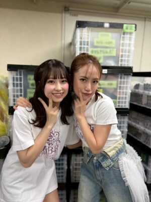 Minami Takahashi Instagram - 武道館思い出オフショ2🌸

1  2  3
久しぶりに着れた「唇にBe My Baby」の衣装💋
このバージョンも大好き！！

4  5  連日写真を撮りに来てくれたはるぴょん✨リハの時も私の古のグッズT着てくれたガチさ大好き🤣ありがとう！

6  レモンに怯える俺🍋w

7  久しぶりに会えためぐ・さやや・なーにゃ♡

8  笑顔が可愛すぎるなぎちゃん✨

9  会うたびに美人度爆上がりのみるきー🍬

10  今回にゃんにゃんのお手伝いをしてくれたみさき！リハでめちゃくちゃダンスの先生してくれてたからアイドル姿見てギャップにビックリ😂8ポーズ✨

11  ずっと変わらず良い子ななこ🥺

12  ヘラヘラ近寄ってきたみくと笑
みおとなことHKTチーム✌️✨みんな大人になったけど、なんだか変わらぬ少女感が可愛いのよねー！

13  衣装でたかみな卒コン横スタを見つけて思わず写真😂

#AKB48
#AKB48_20thYear 
#AKBは青春ですin武道館
