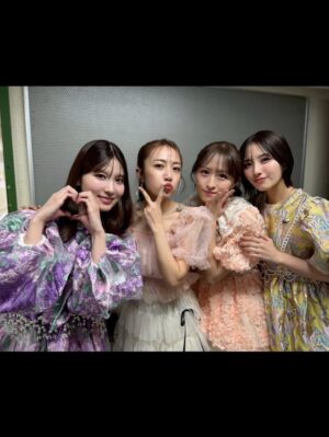 Minami Takahashi Instagram - 武道館思い出オフショ2🌸

1  2  3
久しぶりに着れた「唇にBe My Baby」の衣装💋
このバージョンも大好き！！

4  5  連日写真を撮りに来てくれたはるぴょん✨リハの時も私の古のグッズT着てくれたガチさ大好き🤣ありがとう！

6  レモンに怯える俺🍋w

7  久しぶりに会えためぐ・さやや・なーにゃ♡

8  笑顔が可愛すぎるなぎちゃん✨

9  会うたびに美人度爆上がりのみるきー🍬

10  今回にゃんにゃんのお手伝いをしてくれたみさき！リハでめちゃくちゃダンスの先生してくれてたからアイドル姿見てギャップにビックリ😂8ポーズ✨

11  ずっと変わらず良い子ななこ🥺

12  ヘラヘラ近寄ってきたみくと笑
みおとなことHKTチーム✌️✨みんな大人になったけど、なんだか変わらぬ少女感が可愛いのよねー！

13  衣装でたかみな卒コン横スタを見つけて思わず写真😂

#AKB48
#AKB48_20thYear 
#AKBは青春ですin武道館