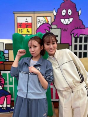 Minami Takahashi Instagram - カンテレ「火曜は全力！華大さんと千鳥くん」
出演させていただきました☺️✨
敦子と一緒だったから楽しすぎた😂
皆さん優しいし面白いし、ただただ全力でゲームを楽しみました✌️最高！

#華大千鳥
#カンテレ
#tv
#あつみな

衣装👗
セットアップ・スニーカー
@reebokjp
カットソー
@cohina.official
イヤーカフ
@takeme.pw
@rhodes_showroom
パールリング・シルバーリング
@aplo.official