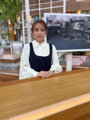 Minami Takahashi Instagram - TBS ひるおび
今週もありがとうございました✨
愛さん遅くなっちゃったけどお誕生日おめでとうございます🎂♡

AKB48を大好きでいてくれている愛さん！
実は武道館も見に来てくださいました✨🥹
とにかく熱量高く愛溢れる目線で見守ってくださって、ライブ後も沢山感想を送ってくれて「現役の皆んなのこともっと応援したくなりました！」と！！！
嬉しすぎる！！🥹✨✨✨
愛さん大好き！！！！！！！

愛さんが差し入れしてくださったトマトが過去1甘くて美味しかった🍅✨✨🥺

#ひるおび
#tbs
#tv
#AKB48
#AKBは青春ですin武道館 

衣装👗
ワンピース
@cocodeal_official
イヤリング
@cuore_556
ブーツ
@dianashoespress