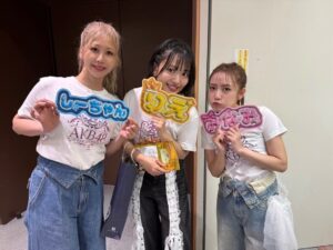Minami Takahashi Instagram - 武道館思い出オフショ🌸

1  ハート型ウイルス終わりのにゃんにゃん見つけてあつみな挟み

2  友達がわざわざ手作りで作ってくれた😂
しーちゃん　りえ　みなみ✨

3  ずーっと「みなみちゃん大丈夫？🥹」と気遣ってくれたあきちゃ🥹
6日突然お菓子くれたんだけど「みなみちゃん生きて！！」って言われて笑った😂「生きる！」

4  出待ち「Bird」🪽

5  5日6日は違う番号だったのに7日48番マイクになってた✌️なんか頑張れって言われてる気がしたマイク🎤✨

#AKB48
#AKB48_20thYear 
#AKBは青春ですin武道館