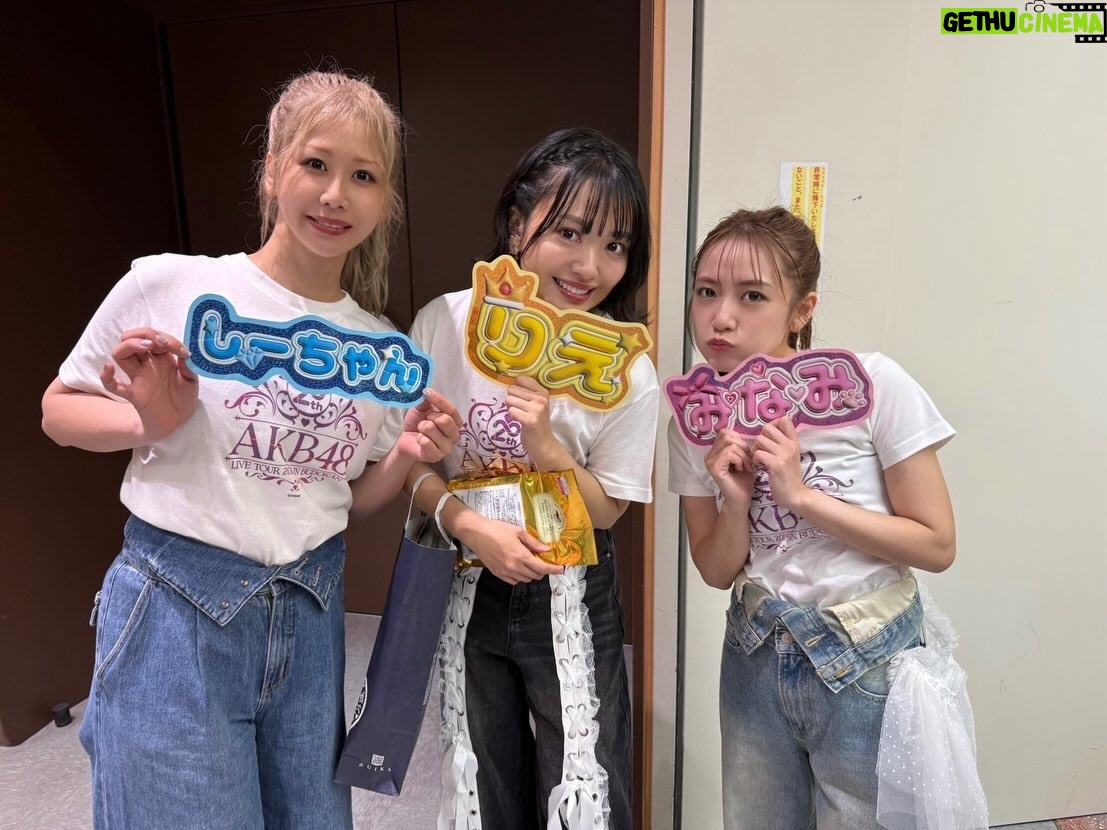 Minami Takahashi - 31.8K Likes - 武道館思い出オフショ🌸

1  ハート型ウイルス終わりのにゃんにゃん見つけてあつみな挟み

2  友達がわざわざ手作りで作ってくれた😂
しーちゃん　りえ　みなみ✨

3  ずーっと「みなみちゃん大丈夫？🥹」と気遣ってくれたあきちゃ🥹
6日突然お菓子くれたんだけど「みなみちゃん生きて！！」って言われて笑った😂「生きる！」

4  出待ち「Bird」🪽

5  5日6日は違う番号だったのに7日48番マイクになってた✌️なんか頑張れって言われてる気がしたマイク🎤✨

#AKB48
#AKB48_20thYear 
#AKBは青春ですin武道館