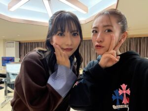 Minami Takahashi Instagram - 武道館思い出オフショ🌸

1  ハート型ウイルス終わりのにゃんにゃん見つけてあつみな挟み

2  友達がわざわざ手作りで作ってくれた😂
しーちゃん　りえ　みなみ✨

3  ずーっと「みなみちゃん大丈夫？🥹」と気遣ってくれたあきちゃ🥹
6日突然お菓子くれたんだけど「みなみちゃん生きて！！」って言われて笑った😂「生きる！」

4  出待ち「Bird」🪽

5  5日6日は違う番号だったのに7日48番マイクになってた✌️なんか頑張れって言われてる気がしたマイク🎤✨

#AKB48
#AKB48_20thYear 
#AKBは青春ですin武道館