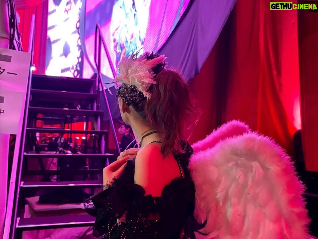 Minami Takahashi - 31.8K Likes - 武道館思い出オフショ🌸

1  ハート型ウイルス終わりのにゃんにゃん見つけてあつみな挟み

2  友達がわざわざ手作りで作ってくれた😂
しーちゃん　りえ　みなみ✨

3  ずーっと「みなみちゃん大丈夫？🥹」と気遣ってくれたあきちゃ🥹
6日突然お菓子くれたんだけど「みなみちゃん生きて！！」って言われて笑った😂「生きる！」

4  出待ち「Bird」🪽

5  5日6日は違う番号だったのに7日48番マイクになってた✌️なんか頑張れって言われてる気がしたマイク🎤✨

#AKB48
#AKB48_20thYear 
#AKBは青春ですin武道館