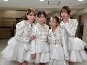 Minami Takahashi Instagram - AKB48の歴史を語る上で外せないのは
チーム制度だと思っています。
A K B 4 8 色んなチームがそれぞれのチーム色を出して切磋琢磨していました。

チームAは「Pioneer」と「Only today」を披露✨
ライブの合間に写真撮ったから全員集める事が難しくひとまず集まれた子達で写真を！
どのチーム楽曲も、今もしチーム制度があったらこの子はこのチームなのかな？とワクワクしながら皆んなのパフォーマンスを見ていました🥺✨

#AKB48
#AKB48_20thYear 
#AKBは青春ですin武道館
