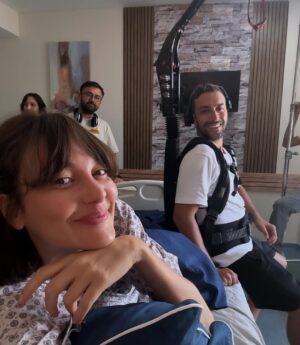 Mine Kılıç Instagram - “Bazı hikâyeler tamamlandığı yerde anlamını bulur. Tam vaktinde, gururla vedamı ederken; böyle şahane bir ekibin parçası olduğuma, eşlikçim olan herkese, her an’a ve zamana minnetle… Hepinize sonsuz teşekkürler.” ✨