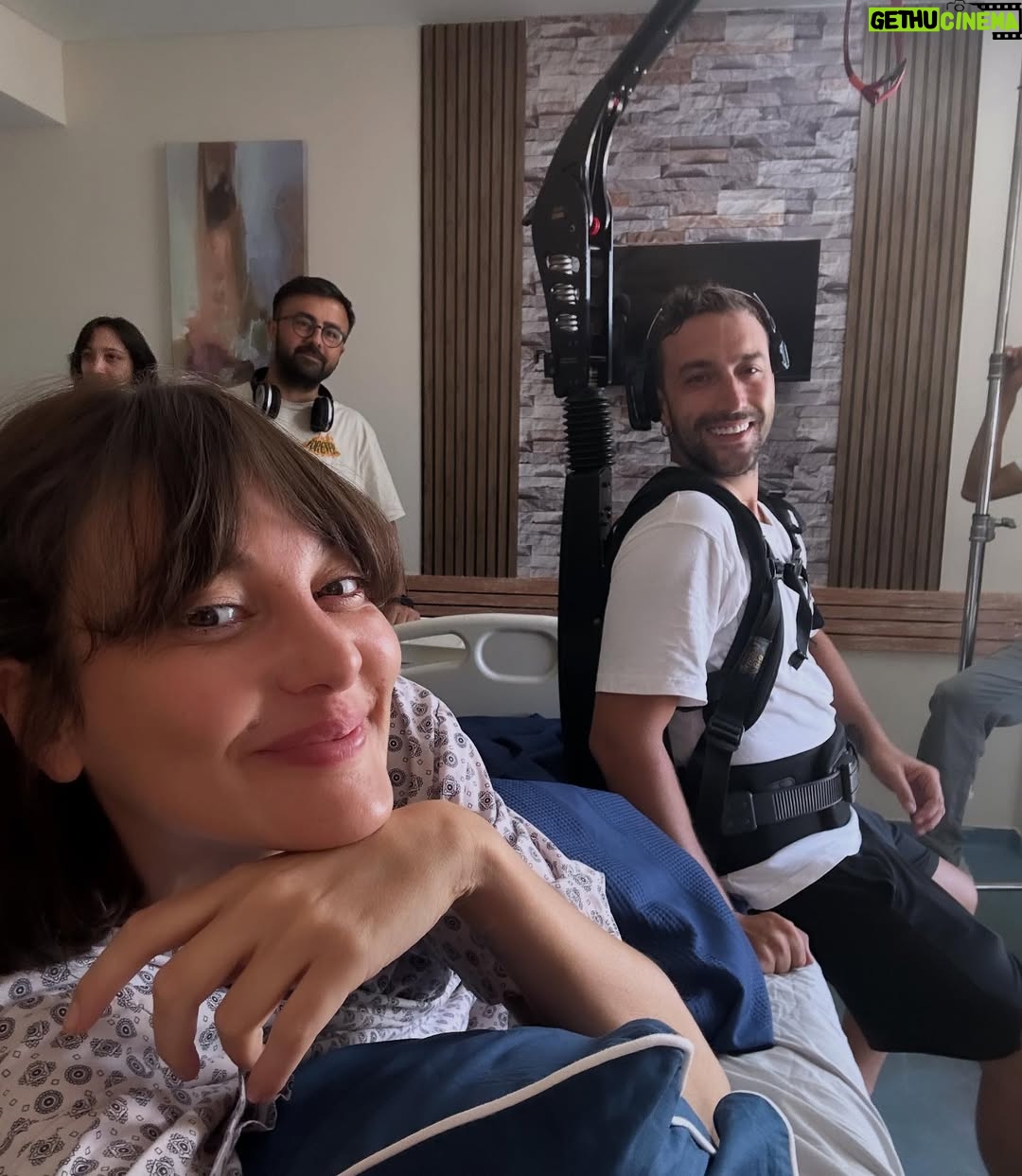 Mine Kılıç - 126.1K Likes - “Bazı hikâyeler tamamlandığı yerde anlamını bulur. Tam vaktinde, gururla vedamı ederken; böyle şahane bir ekibin parçası olduğuma, eşlikçim olan herkese, her an’a ve zamana minnetle… Hepinize sonsuz teşekkürler.” ✨