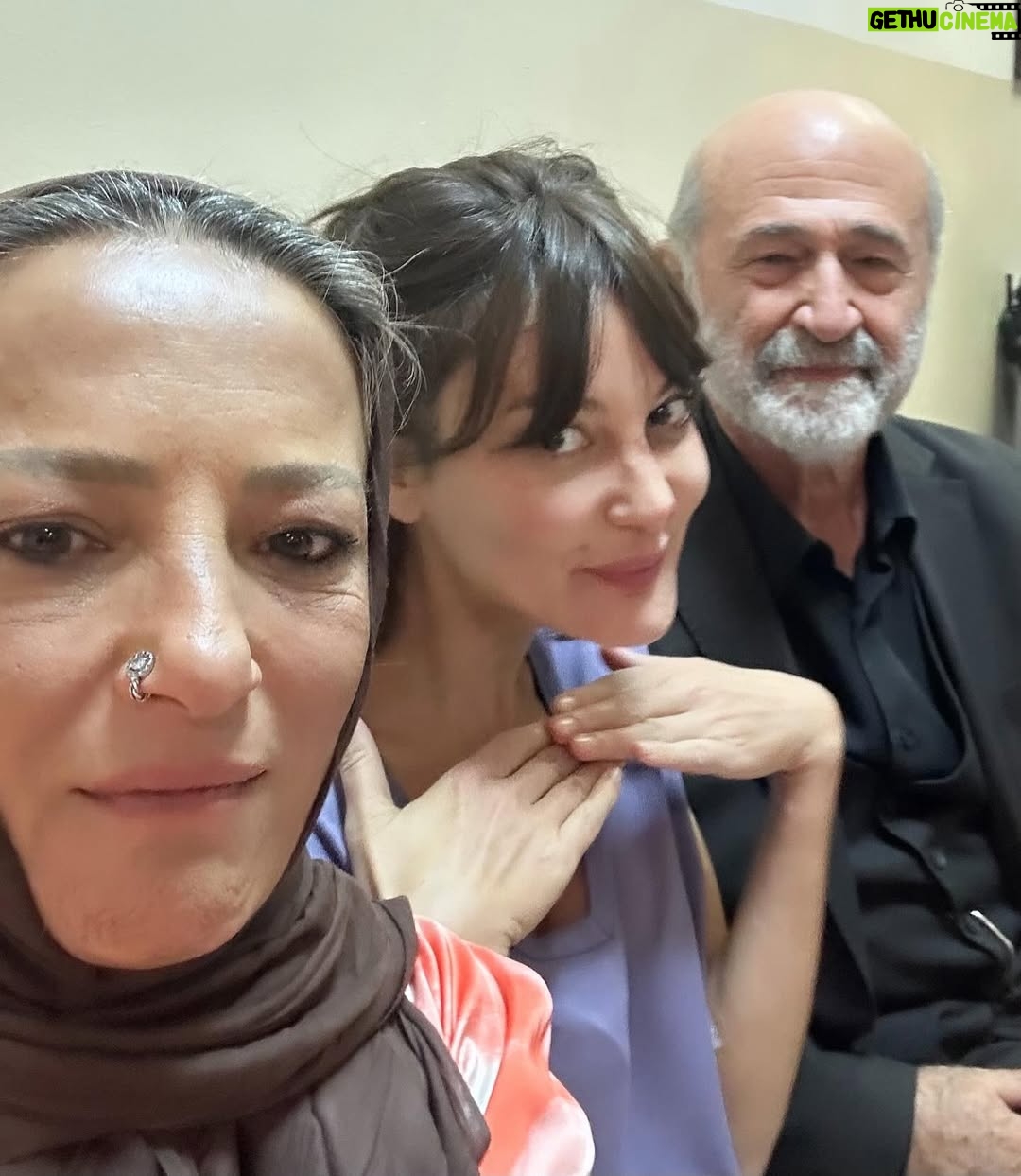 Mine Kılıç - 126.1K Likes - “Bazı hikâyeler tamamlandığı yerde anlamını bulur. Tam vaktinde, gururla vedamı ederken; böyle şahane bir ekibin parçası olduğuma, eşlikçim olan herkese, her an’a ve zamana minnetle… Hepinize sonsuz teşekkürler.” ✨