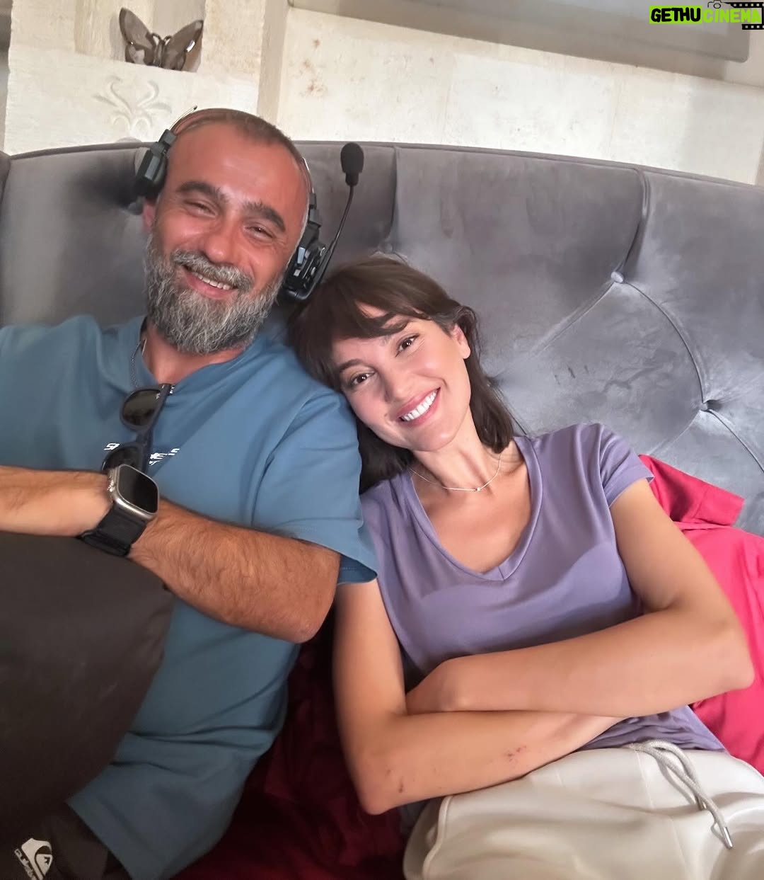 Mine Kılıç - 126.1K Likes - “Bazı hikâyeler tamamlandığı yerde anlamını bulur. Tam vaktinde, gururla vedamı ederken; böyle şahane bir ekibin parçası olduğuma, eşlikçim olan herkese, her an’a ve zamana minnetle… Hepinize sonsuz teşekkürler.” ✨