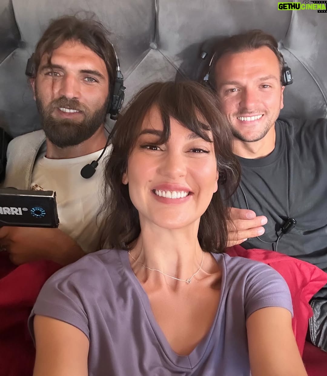 Mine Kılıç - 126.1K Likes - “Bazı hikâyeler tamamlandığı yerde anlamını bulur. Tam vaktinde, gururla vedamı ederken; böyle şahane bir ekibin parçası olduğuma, eşlikçim olan herkese, her an’a ve zamana minnetle… Hepinize sonsuz teşekkürler.” ✨