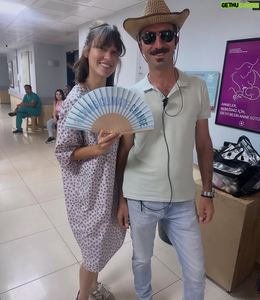 Mine Kılıç - 126.1K Likes - “Bazı hikâyeler tamamlandığı yerde anlamını bulur. Tam vaktinde, gururla vedamı ederken; böyle şahane bir ekibin parçası olduğuma, eşlikçim olan herkese, her an’a ve zamana minnetle… Hepinize sonsuz teşekkürler.” ✨
