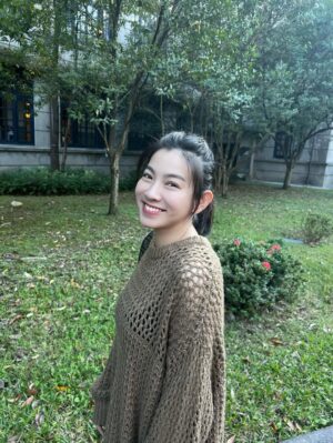 Mini Chao Instagram - 讓我想想～等等是要吃火鍋還是蚵仔煎？還是好好睡個覺～🤍🤍🤍

話說⋯這位攝影師很有愛 @solarkingsean 🦖