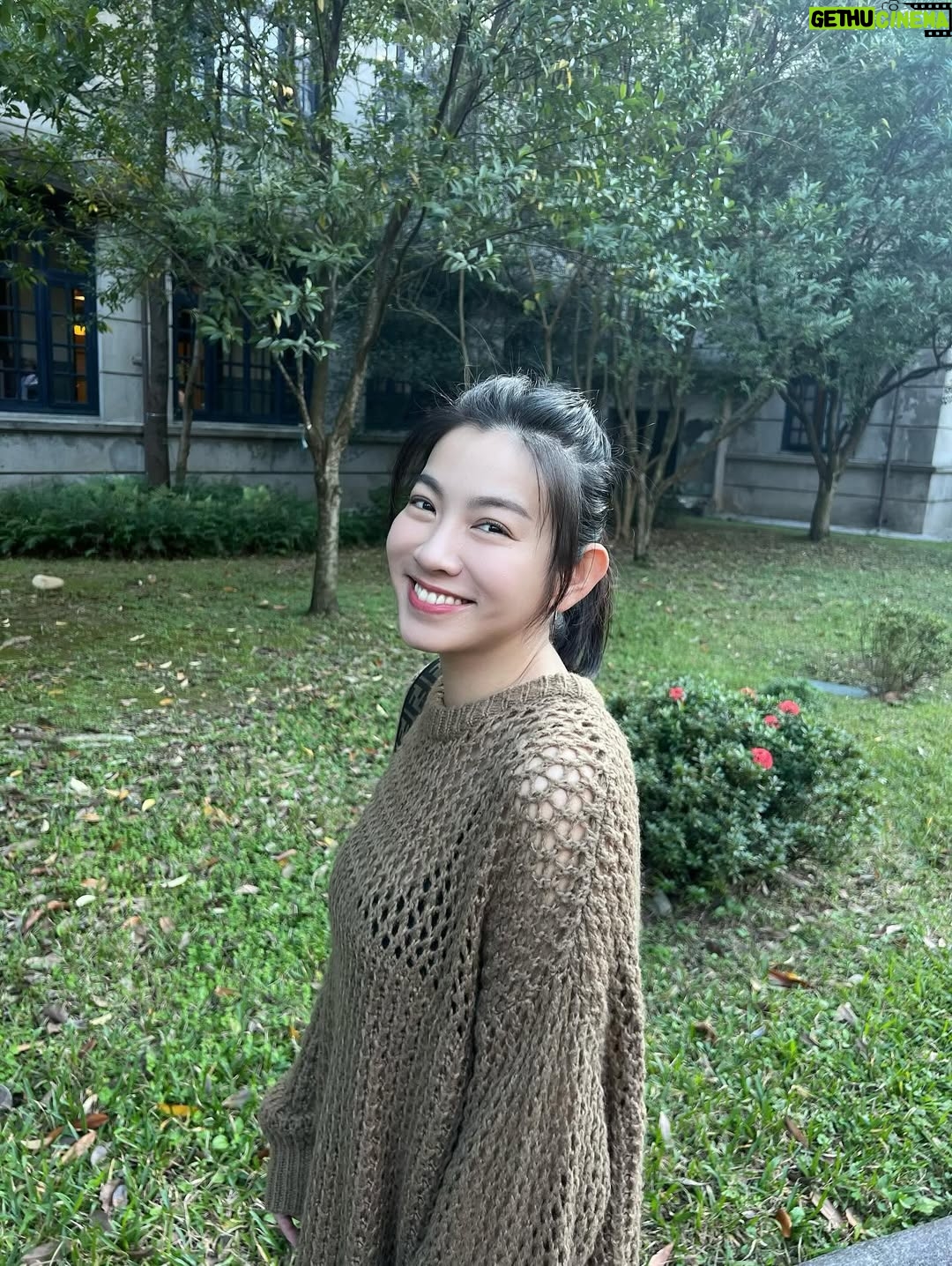 Mini Chao - 5.2K Likes - 讓我想想～等等是要吃火鍋還是蚵仔煎？還是好好睡個覺～🤍🤍🤍

話說⋯這位攝影師很有愛 @solarkingsean 🦖