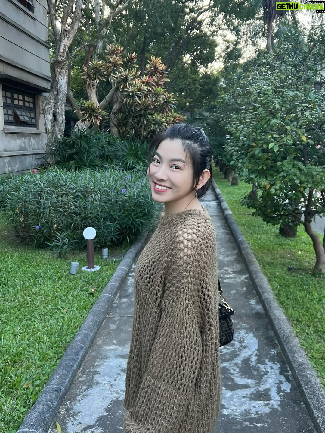 Mini Chao - 5.2K Likes - 讓我想想～等等是要吃火鍋還是蚵仔煎？還是好好睡個覺～🤍🤍🤍

話說⋯這位攝影師很有愛 @solarkingsean 🦖
