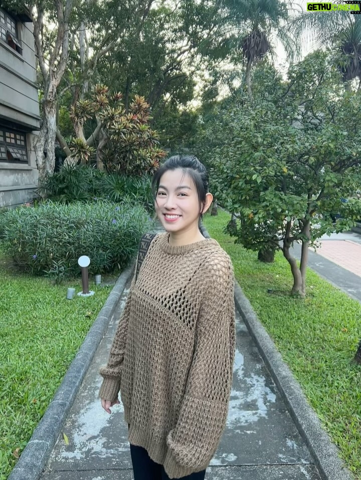 Mini Chao - 5.2K Likes - 讓我想想～等等是要吃火鍋還是蚵仔煎？還是好好睡個覺～🤍🤍🤍

話說⋯這位攝影師很有愛 @solarkingsean 🦖