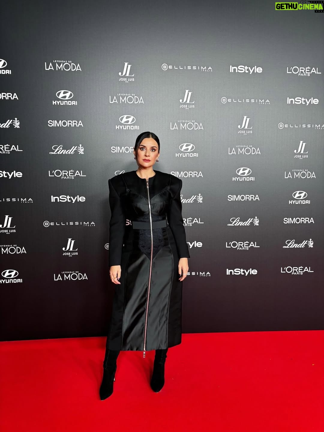 Miren Ibarguren - 8.8K Likes - Ayer en los premios @instylespain recibí el premio  a mejor actriz protagonista por “LOS SIN NOMBRE” la serie del gran @paufreixas7 que no deja de darme alegrías. Nuestra adorada “AIDA”también se llevó otro premio. Así que la noche fue redonda. GRACIAS a in style por apoyar a las series españolas y regalarnos una estupenda velada. Y gracias a mi @joseherrerastylist por el lookito. Y a @rebecatfigueroa con @yslbeauty por el #makeupLook. In love. ✨ahora mismo quiero a tutti le mundi✨