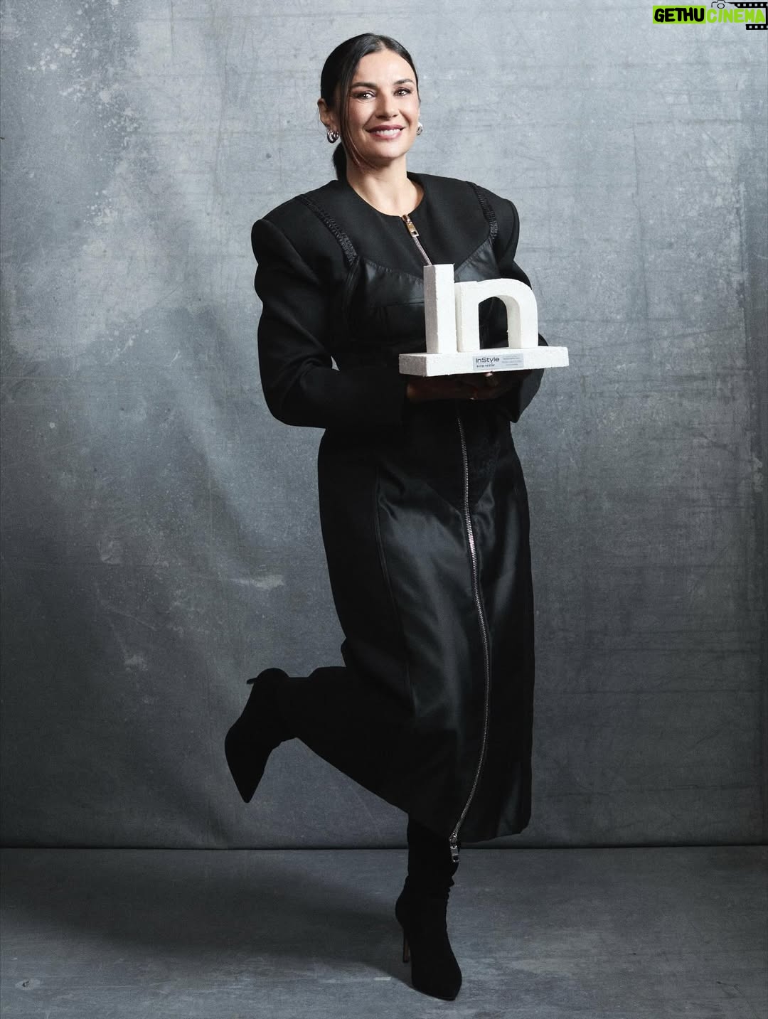 Miren Ibarguren - 8.8K Likes - Ayer en los premios @instylespain recibí el premio  a mejor actriz protagonista por “LOS SIN NOMBRE” la serie del gran @paufreixas7 que no deja de darme alegrías. Nuestra adorada “AIDA”también se llevó otro premio. Así que la noche fue redonda. GRACIAS a in style por apoyar a las series españolas y regalarnos una estupenda velada. Y gracias a mi @joseherrerastylist por el lookito. Y a @rebecatfigueroa con @yslbeauty por el #makeupLook. In love. ✨ahora mismo quiero a tutti le mundi✨