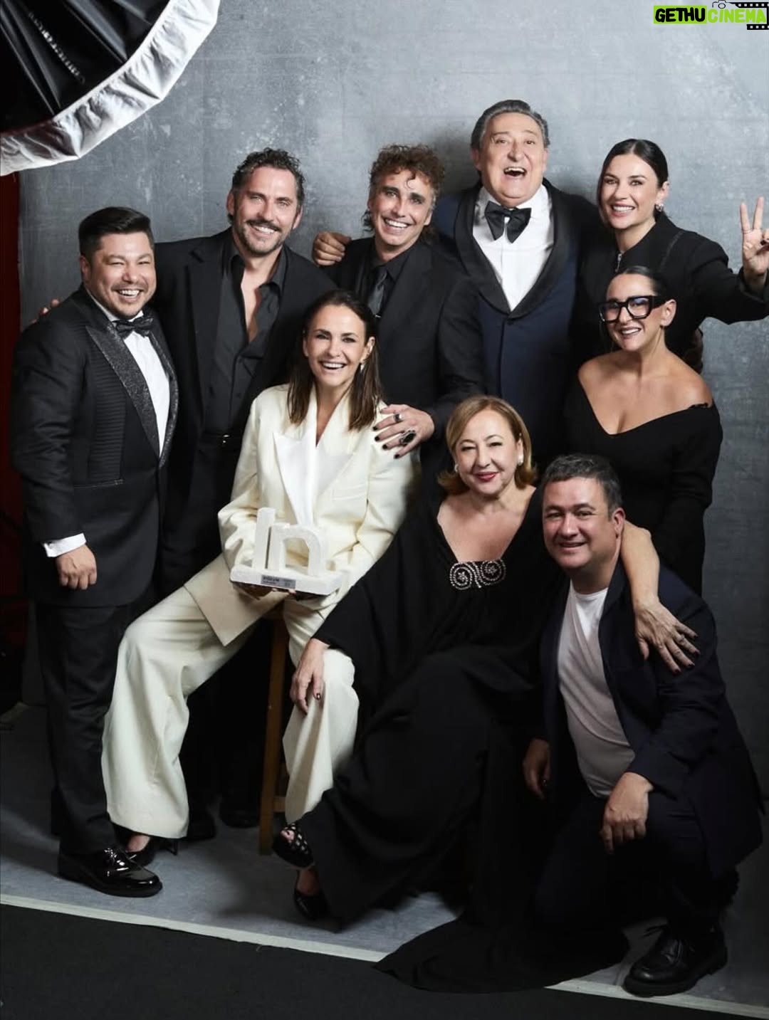 Miren Ibarguren - 8.8K Likes - Ayer en los premios @instylespain recibí el premio  a mejor actriz protagonista por “LOS SIN NOMBRE” la serie del gran @paufreixas7 que no deja de darme alegrías. Nuestra adorada “AIDA”también se llevó otro premio. Así que la noche fue redonda. GRACIAS a in style por apoyar a las series españolas y regalarnos una estupenda velada. Y gracias a mi @joseherrerastylist por el lookito. Y a @rebecatfigueroa con @yslbeauty por el #makeupLook. In love. ✨ahora mismo quiero a tutti le mundi✨