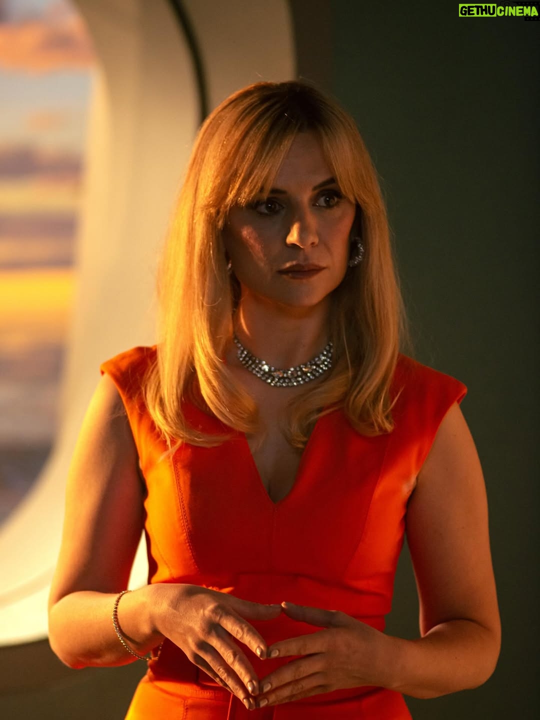 Miren Ibarguren - 10.7K Likes - MINERVA. EQUIPO NARANJA. KIMERA.  El Refugio Atómico ya está disponible en @netflixes ☢️🔸🚚