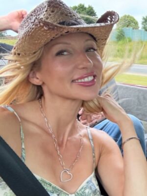 Miriam McDonald Instagram - Hey friends,

I’ve been sitting with how to put this into words, so I’m just going to be honest. When I watched the documentary back, I didn’t feel good about how I looked. About a month or two before filming (which was almost two years ago now), I had Botox and filler done. Looking back, I regret that choice.

Like many people who try cosmetic treatments, I wasn’t feeling “perfect.” I saw little things I wanted to fix—lines when I frowned, under-eye hollowness, even wanting to try lip filler because “everyone else was doing it.” But what I thought would help ended up leaving me looking less like myself. When I first saw the footage, I told myself, “no one will even notice, Miriam, they’ll be focused on the story.” I was wrong.

I want to be clear: I wasn’t experiencing a medical issue or complication—just a lapse in judgment. Thankfully, Botox wears off and fillers dissolve over time. But interviews live forever online, and that version of me is now out there to stay.

I’d be lying if I said the comments don’t sting. I may have once been an actress, but I don’t live in that world anymore. I don’t have a thick Hollywood skin—I’m just a person. And the truth is, hearing critiques about how I look hurts just as much as it would hurt your sister, your daughter, or your friend.
(Continued in comments…)