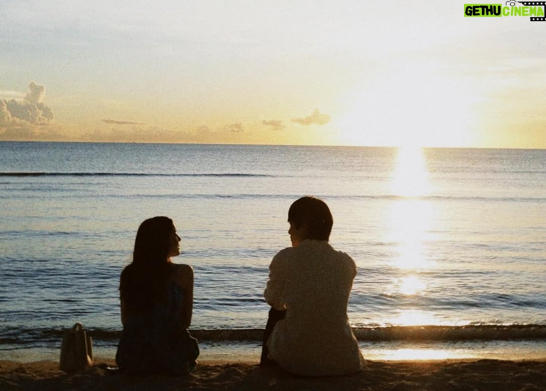 Misako Renbutsu - 6.7K Likes - ドラマ〝私があなたといる理由〟
いよいよ明日7/1 24:30からスタートです🐳

グアムという非日常空間で、2人きりで、1週間。
いつの間にか向き合わざるを得なくなったパートナーとの未来に、静かに確かに、覚悟を決める人たちのお話です。

ロケーションはこれでもかとキラキラしてるのに、描いているのはヒリヒリするほどの心の中で、たぶん、あまり観たことのないドラマになっている気がします。
グアムの壮大さと、それとは対照的な内省的人間模様を、時に身につまされながら 楽しんで観てもらえますように。

（1枚目の写真は、オールアップ直後、テンションの上がったスタッフさんたちが海に飛び込んだ時のもの。お気に入り☺️青春か☺️）

@tx_guam1week