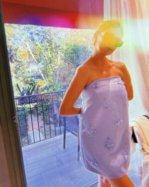 Mischa Barton Instagram - 🌞 🐊 🏊 🇮🇹 🧜🏻‍♀️🌙 🇬🇧