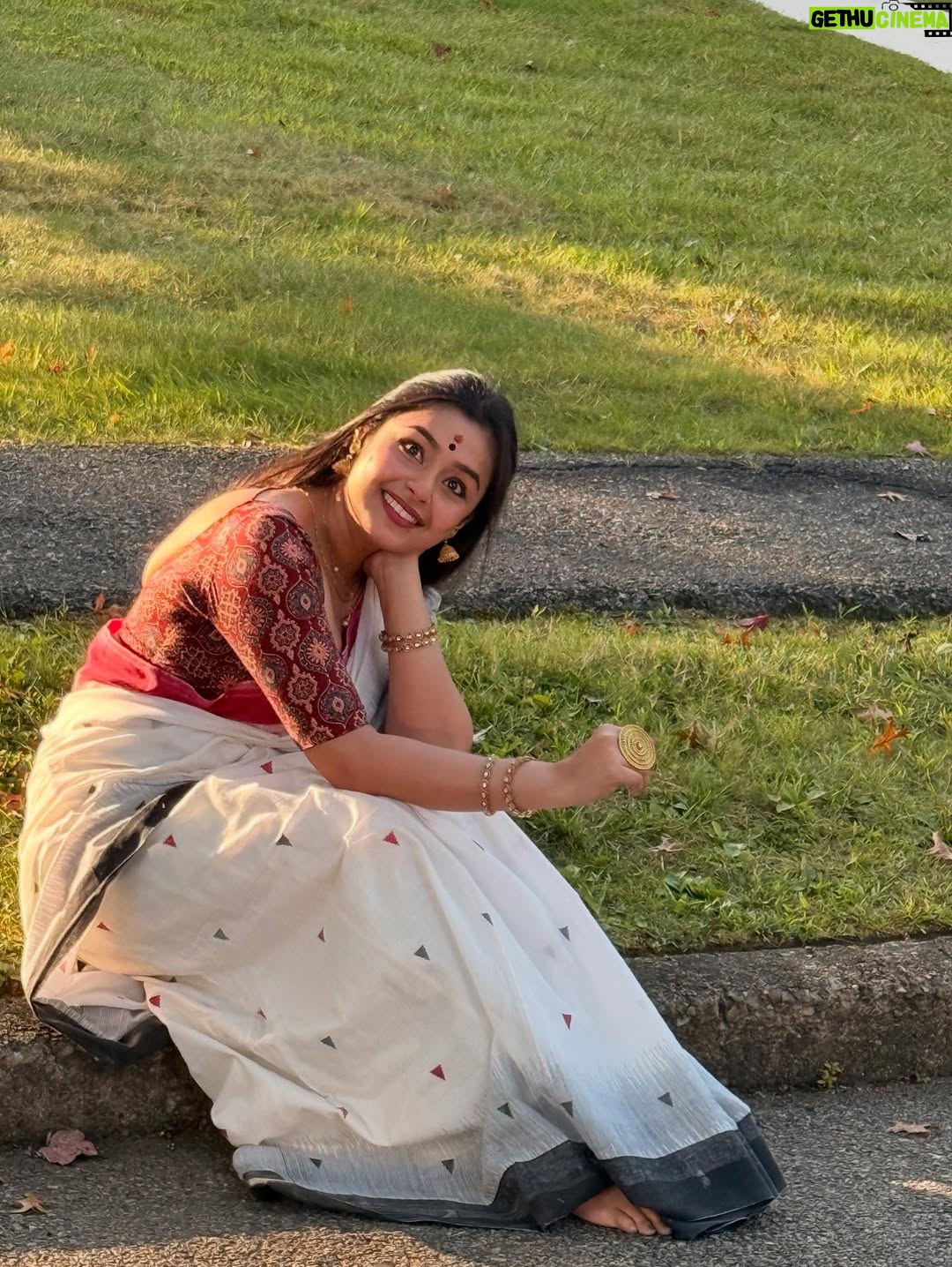 Mokksha - 29.9K Likes - Dugga ashche ❤️😍💐🙏🏻🫰🏻
Dur thekei 🙃🙂
I will miss my pujo ,bari,family,Kolkata,Bangla 😢😞
Captured by @sagina_sujith chechi ❤️
#mokksha #born #queen #durgapuja #vibes #feel #bong #festival #sarodiya